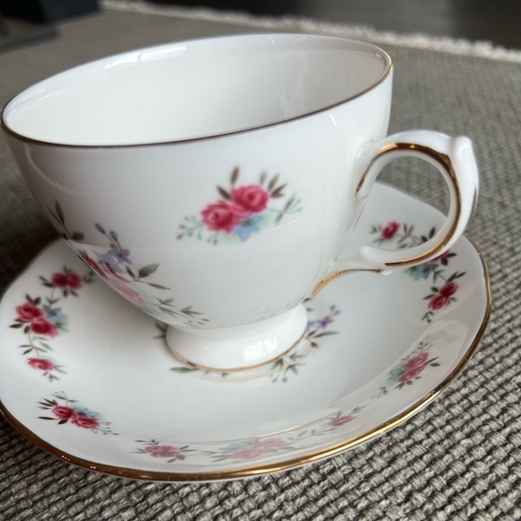 Queen Anne bone china floral pattern, pink mini roses, gold rims,vintage,England - Picture 5 of 10